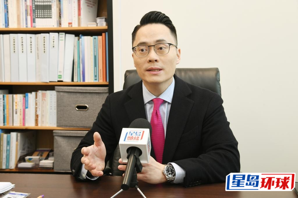 立法会议员梁熙建议多管齐下,打击外佣过度借贷,如制订借贷金额上限。 立法会议员梁熙建议多管齐下,打击外佣过度借贷,如制订借贷金额上限。