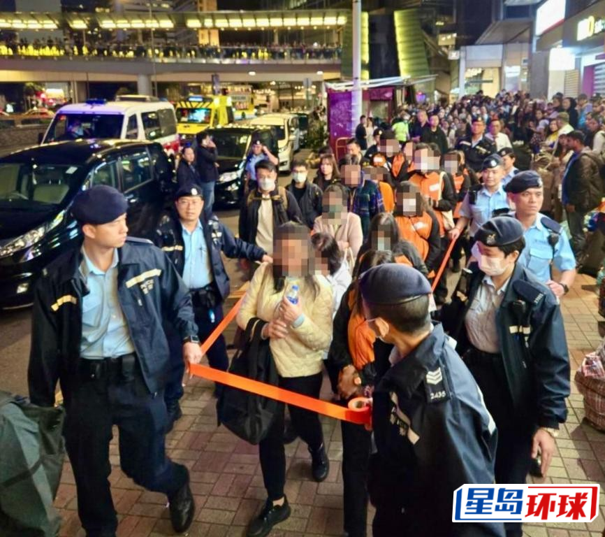 去年底,警方侦破针对外佣的高利借贷集团,揭发不法之徒以电话铺掩饰非法放数勾当。 去年底,警方侦破针对外佣的高利借贷集团,揭发不法之徒以电话铺掩饰非法放数勾当。