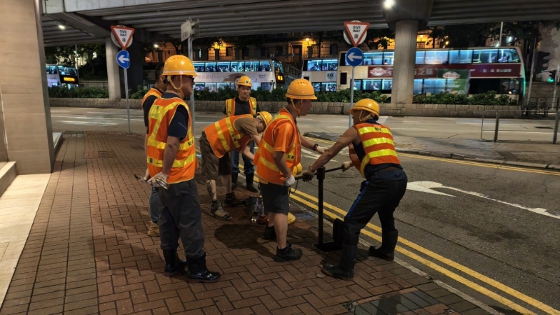 水务署人员到场闩水掣及进行抢修。 水务署人员到场闩水掣及进行抢修。