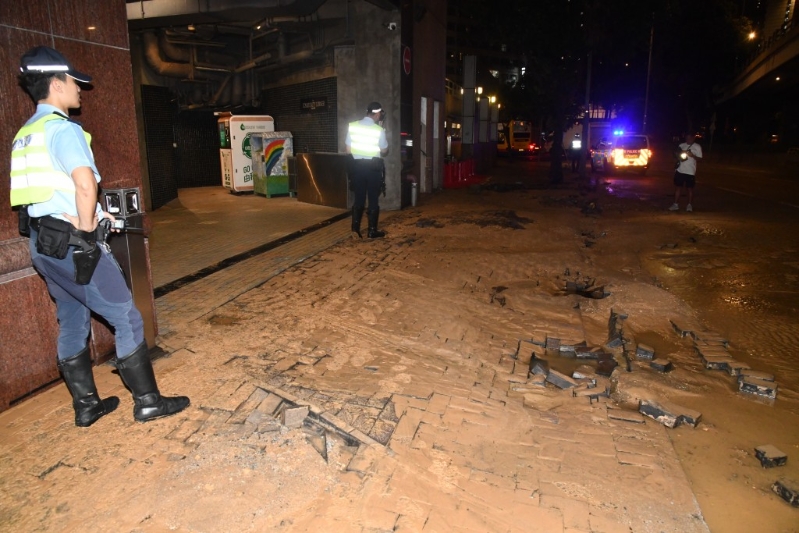 大量黄泥水冲破路砖,夹杂沙石涌出路面。 大量黄泥水冲破路砖,夹杂沙石涌出路面。