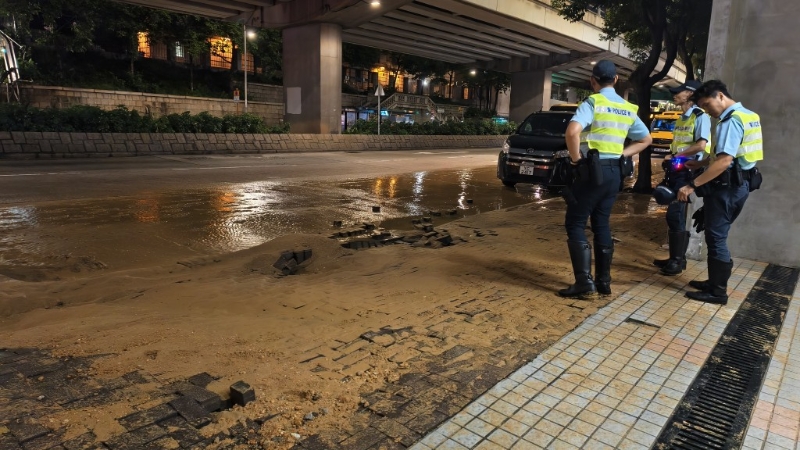 警员到场封锁现场。 警员到场封锁现场。