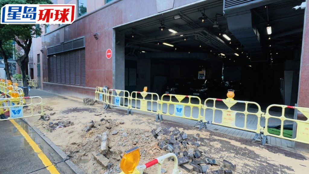 现场展开掘路工程进行紧急维修。 现场展开掘路工程进行紧急维修。