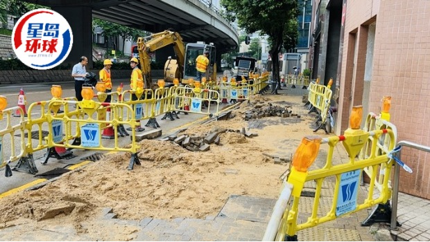 水务署派出工程人员进行掘路工程,维修爆裂的咸水管。 水务署派出工程人员进行掘路工程,维修爆裂的咸水管。