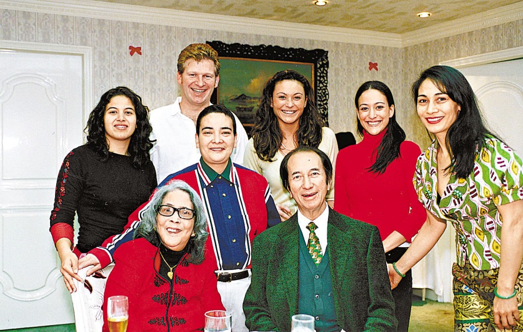 何鸿燊21岁便与“澳门第一美人”黎婉华(前左)结婚,并诞下一子三女。 何鸿燊21岁便与“澳门第一美人”黎婉华(前左)结婚,并诞下一子三女。