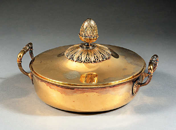 镀金银质餐具组(1805–1819年) 图为其中的叉子、汤匙及有盖蔬菜盘 估价:12,000-14,000欧罗 镀金银质餐具组(1805–1819年) 图为其中的叉子、汤匙及有盖蔬菜盘 估价:12,000-14,000欧罗