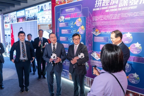 林定国及邓炳强出席《香港国安法》公布实施5周年专题展览。林定国fb 林定国及邓炳强出席《香港国安法》公布实施5周年专题展览。林定国fb