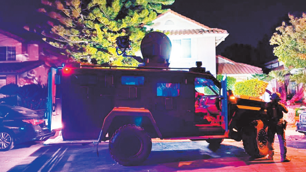 执法人员在洛杉矶逮补13名涉亚美尼亚裔帮派血腥斗争的疑犯。 执法人员在洛杉矶逮补13名涉亚美尼亚裔帮派血腥斗争的疑犯。