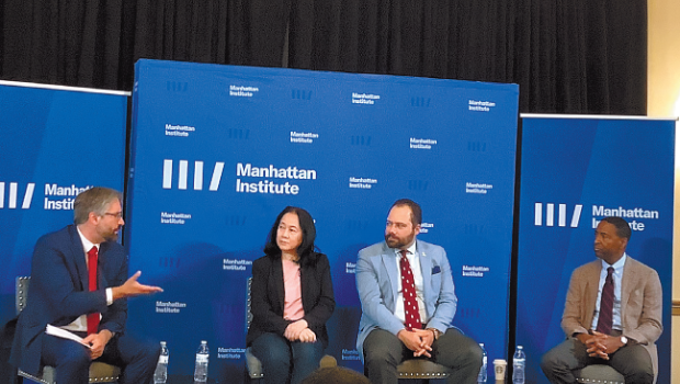 陈慧华等就哈佛招生案裁决之后的情况进行讨论。 陈慧华等就哈佛招生案裁决之后的情况进行讨论。