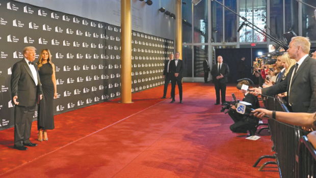 特朗普与夫人梅兰尼娅抵达首都华盛顿的肯尼迪中心,观看音乐剧《悲惨世界》。 特朗普与夫人梅兰尼娅抵达首都华盛顿的肯尼迪中心,观看音乐剧《悲惨世界》。