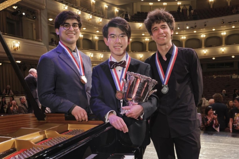 香港年轻钢琴家、29岁沈靖韬(中)赢得音乐界古典乐钢琴演奏四大国际赛之一的范 · 克莱本国际钢琴赛冠军。.jpg 香港年轻钢琴家、29岁沈靖韬(中)赢得音乐界古典乐钢琴演奏四大国际赛之一的范 · 克莱本国际钢琴赛冠军。.jpg