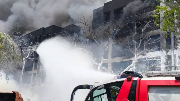 网传飞机坠毁现场,疑撞民居。 网传飞机坠毁现场,疑撞民居。