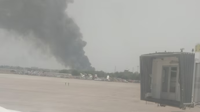 飞机在印度艾哈迈达巴德机场坠毁后,现场冒起浓烟 飞机在印度艾哈迈达巴德机场坠毁后,现场冒起浓烟