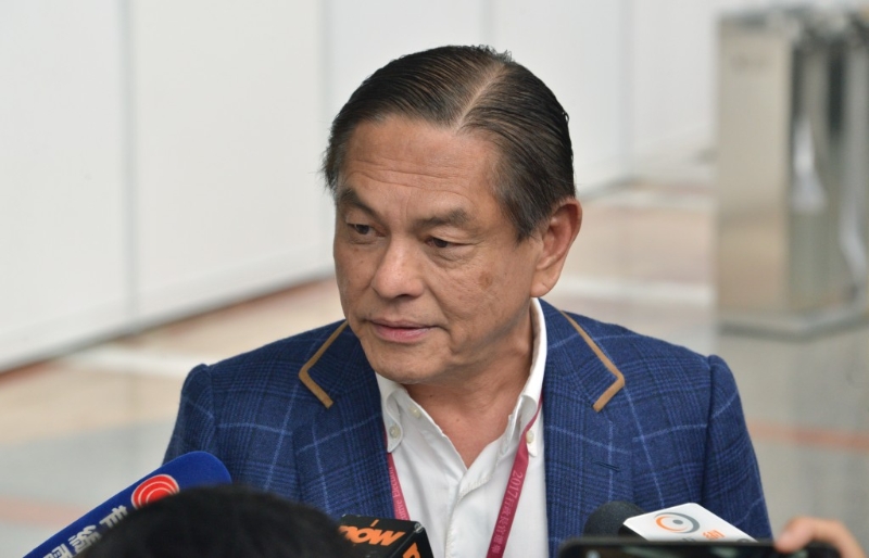 何柱国亦涉足政界,1998年起担任全国政协委员,之后出任全国政协常委,至2023年初卸任。 何柱国亦涉足政界,1998年起担任全国政协委员,之后出任全国政协常委,至2023年初卸任。