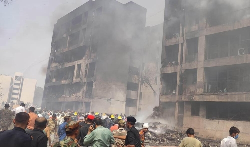 6月12日,人们聚集在印度古吉拉特邦飞机坠毁现场。 6月12日,人们聚集在印度古吉拉特邦飞机坠毁现场。