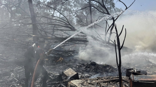 印度航空787客机堕毁,消防员到场灌救。 印度航空787客机堕毁,消防员到场灌救。