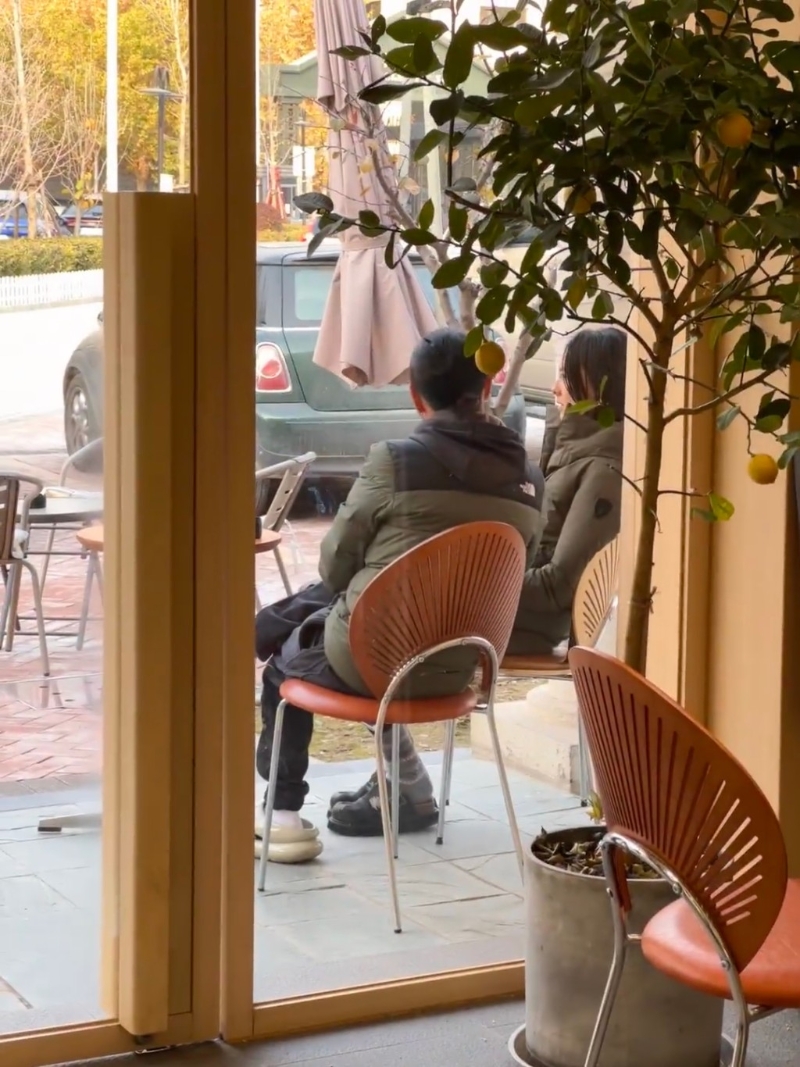 早前有网民目击梁洛施与导演兼演员马浴柯现身北京顺义区一间咖啡店。 早前有网民目击梁洛施与导演兼演员马浴柯现身北京顺义区一间咖啡店。