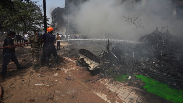 印度航空一架波音787-8型客机12日起飞后不久发生空难,救难人员赶赴现场灭火,地上满是机骸,惨不忍睹。 印度航空一架波音787-8型客机12日起飞后不久发生空难,救难人员赶赴现场灭火,地上满是机骸,惨不忍睹。