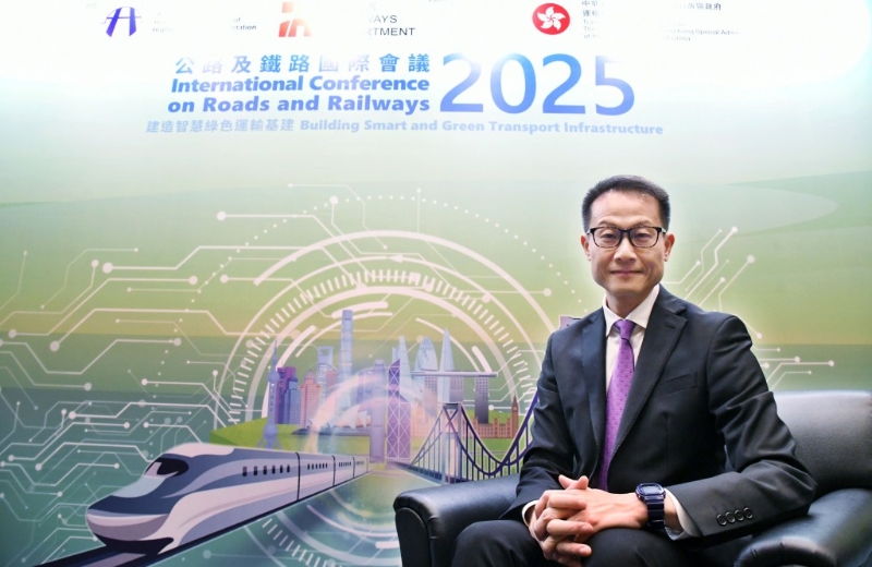 路政署署长邱国鼎接受《星岛》访问。 路政署署长邱国鼎接受《星岛》访问。