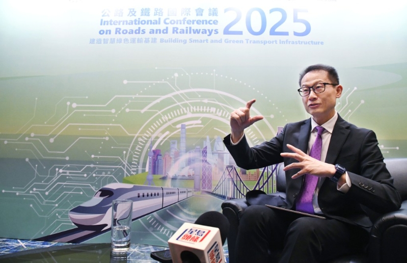 邱国鼎指香港的基础设施,包括道路和铁路网络,都属于世界一流。 邱国鼎指香港的基础设施,包括道路和铁路网络,都属于世界一流。