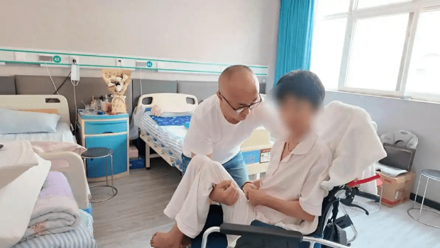 19岁男子入室行凶,母拚死护女被打至脑萎缩,如八九十岁老人。 19岁男子入室行凶,母拚死护女被打至脑萎缩,如八九十岁老人。