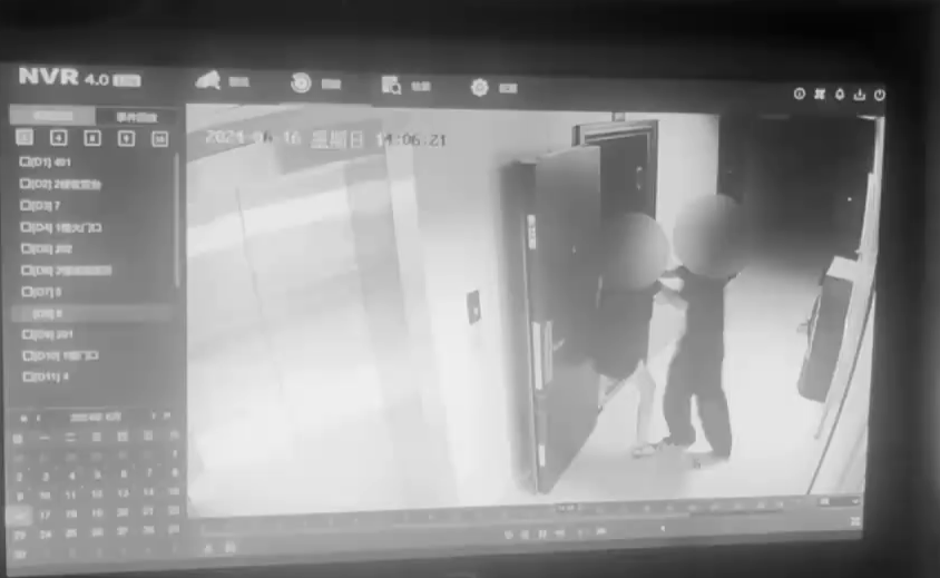 闭路电视画面显示,李莉被入室抢劫的歹徒疯狂袭击。 闭路电视画面显示,李莉被入室抢劫的歹徒疯狂袭击。