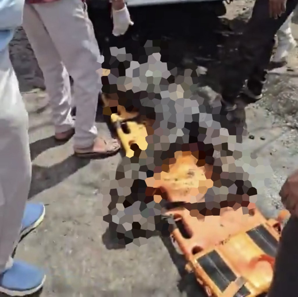 死者被烧成炭,肢体扭曲,似乎还缠着安全带。 死者被烧成炭,肢体扭曲,似乎还缠着安全带。