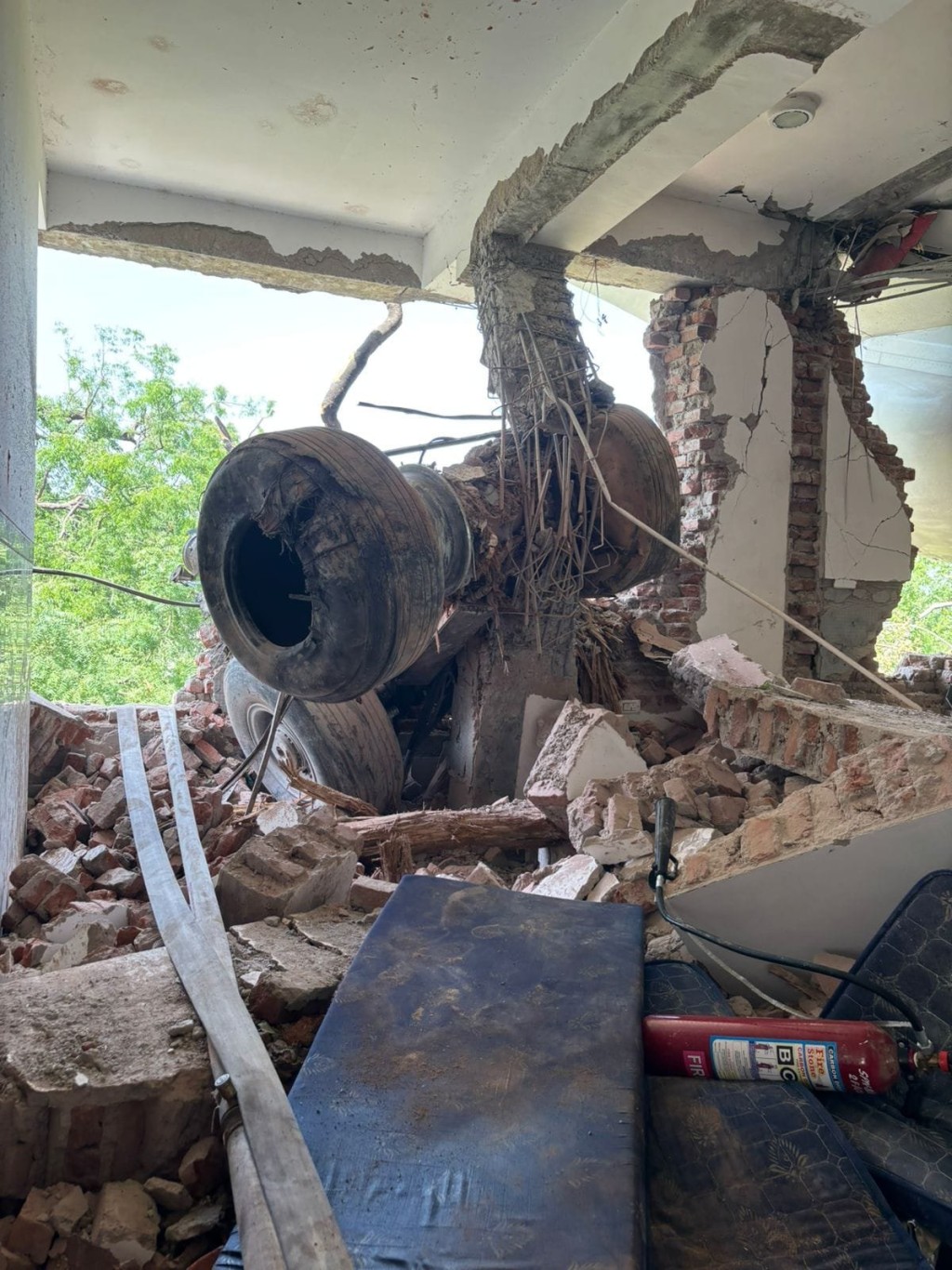 飞机残骸卡在墙上。 飞机残骸卡在墙上。