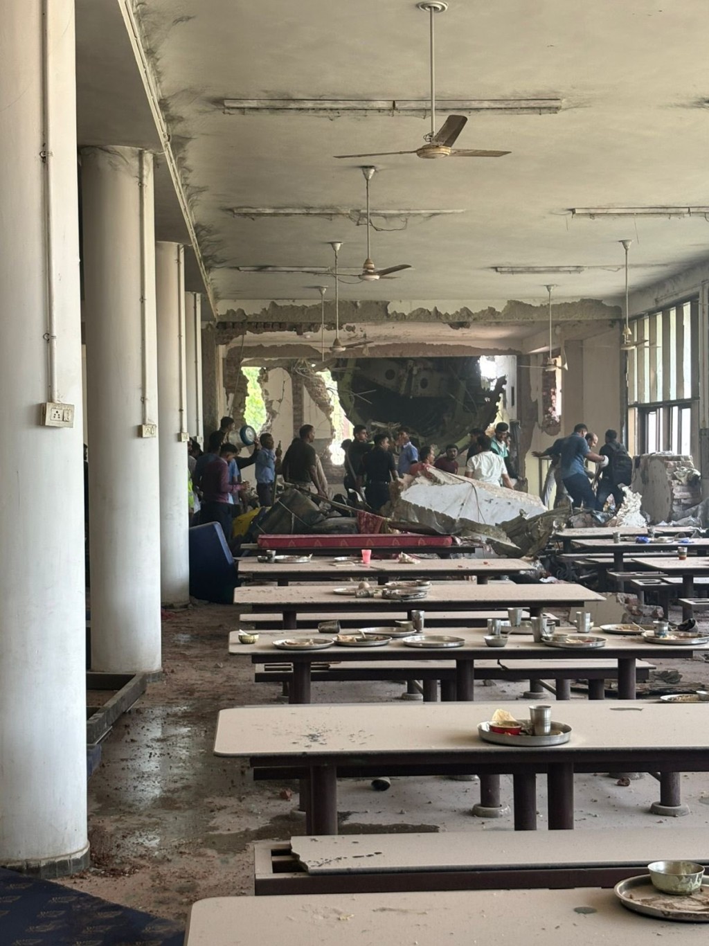 BJ医学院饭堂被飞机撞穿墙。 BJ医学院饭堂被飞机撞穿墙。