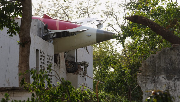 机身残骸卡在一处医学院宿舍楼顶,死伤惨重 机身残骸卡在一处医学院宿舍楼顶,死伤惨重