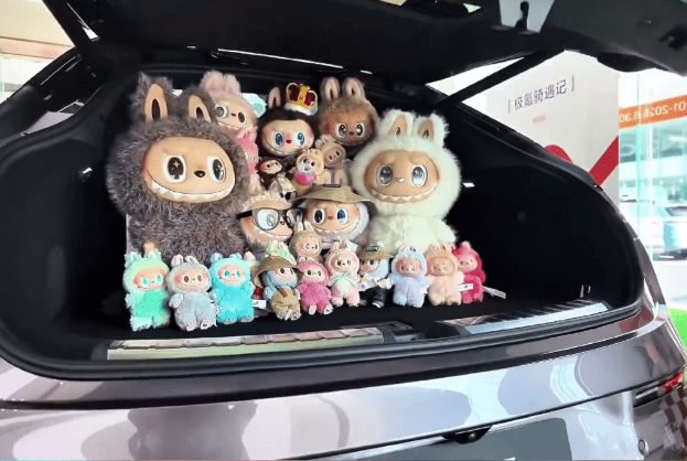 007GT的车尾箱满是Labubu。 007GT的车尾箱满是Labubu。