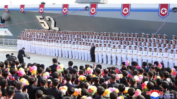 下水仪式在罗津造船厂举行。 下水仪式在罗津造船厂举行。