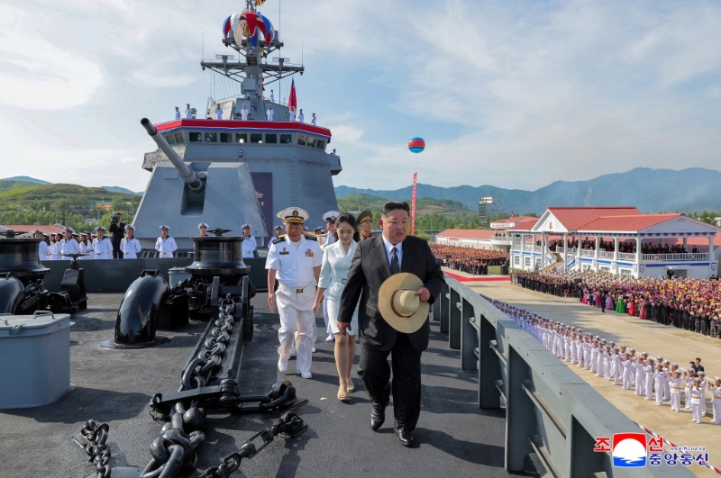 金正恩和女儿金主爱登上甲板。 金正恩和女儿金主爱登上甲板。