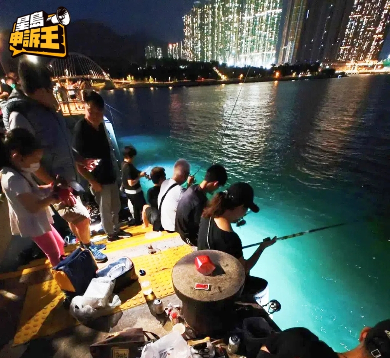 不少钓友在饭后纷纷带钓鱼工具来到码头消遣。 不少钓友在饭后纷纷带钓鱼工具来到码头消遣。