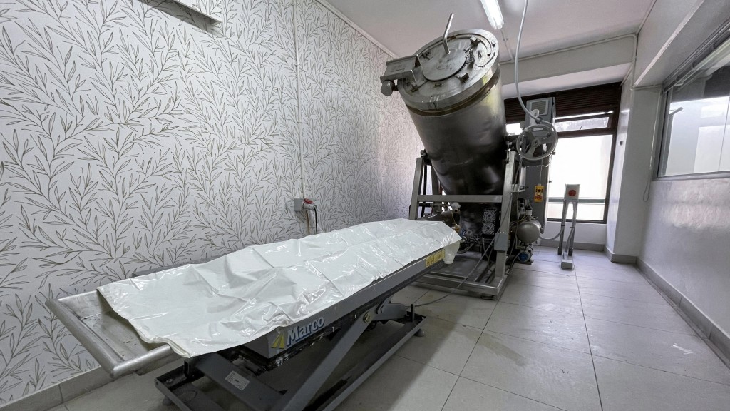 “绿色殡葬”进行水葬的不锈钢容器。 “绿色殡葬”进行水葬的不锈钢容器。