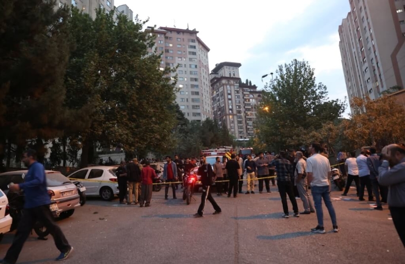 以色列13日攻击伊朗后,伊朗首都德黑兰民众聚集在街上 以色列13日攻击伊朗后,伊朗首都德黑兰民众聚集在街上