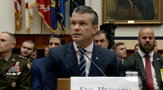 当地时间12日,赫格塞思参加众议院军事委员会听证会。图源:美媒 当地时间12日,赫格塞思参加众议院军事委员会听证会。图源:美媒