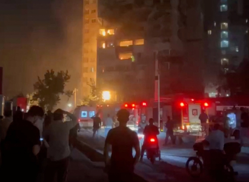 当地建筑窜出熊熊大火 当地建筑窜出熊熊大火