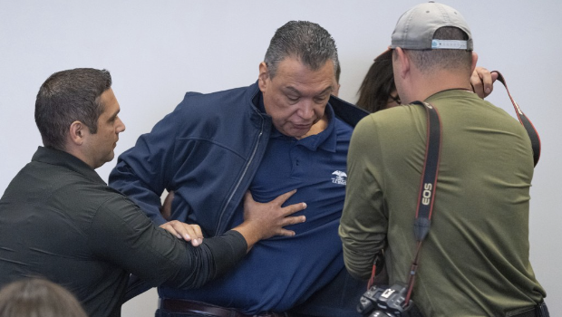 民主党联邦参议员帕迪利亚在记者会上,试图向国土安全部长诺姆提问,遭特工强行驱离。 民主党联邦参议员帕迪利亚在记者会上,试图向国土安全部长诺姆提问,遭特工强行驱离。