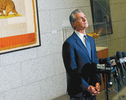 加州州长纽森在裁决颁布后于法院举行记者会。 加州州长纽森在裁决颁布后于法院举行记者会。