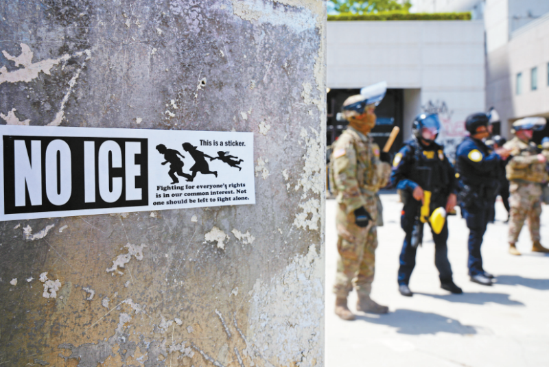 国民警卫军在保护洛杉矶大都会拘留中心(Metropolitan Detention Center)。 国民警卫军在保护洛杉矶大都会拘留中心(Metropolitan Detention Center)。