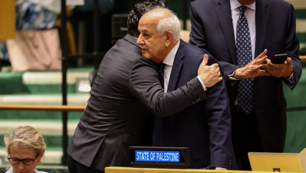 决议案获通过后,巴勒斯坦驻联合国代表获其他大使祝贺。 决议案获通过后,巴勒斯坦驻联合国代表获其他大使祝贺。