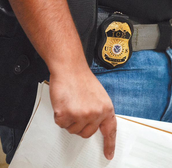 洛杉矶男子向ICE特工吐口水而面临重罪起诉。 洛杉矶男子向ICE特工吐口水而面临重罪起诉。