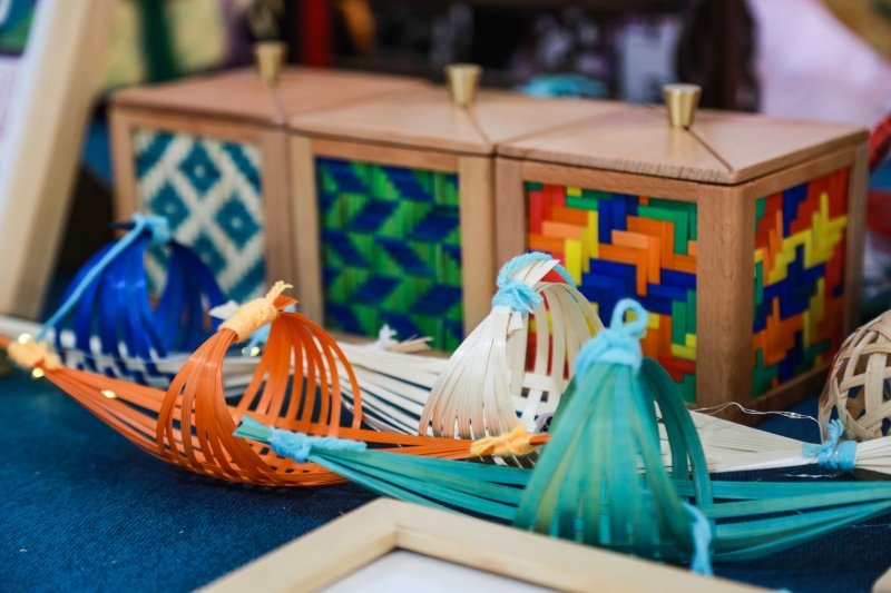 由凉帽制作技艺所衍生的文创产品特色十足,颇受年轻人青睐 由凉帽制作技艺所衍生的文创产品特色十足,颇受年轻人青睐