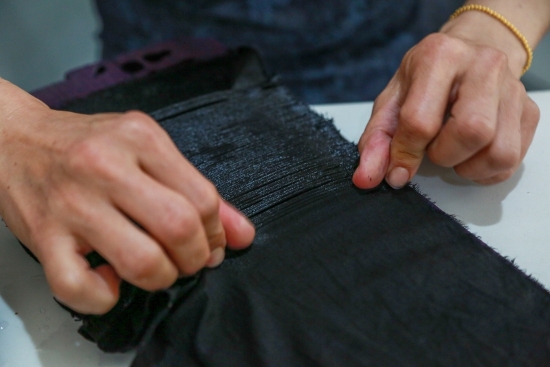 一条2米长的帽布,可以手工折出140多道褶 一条2米长的帽布,可以手工折出140多道褶