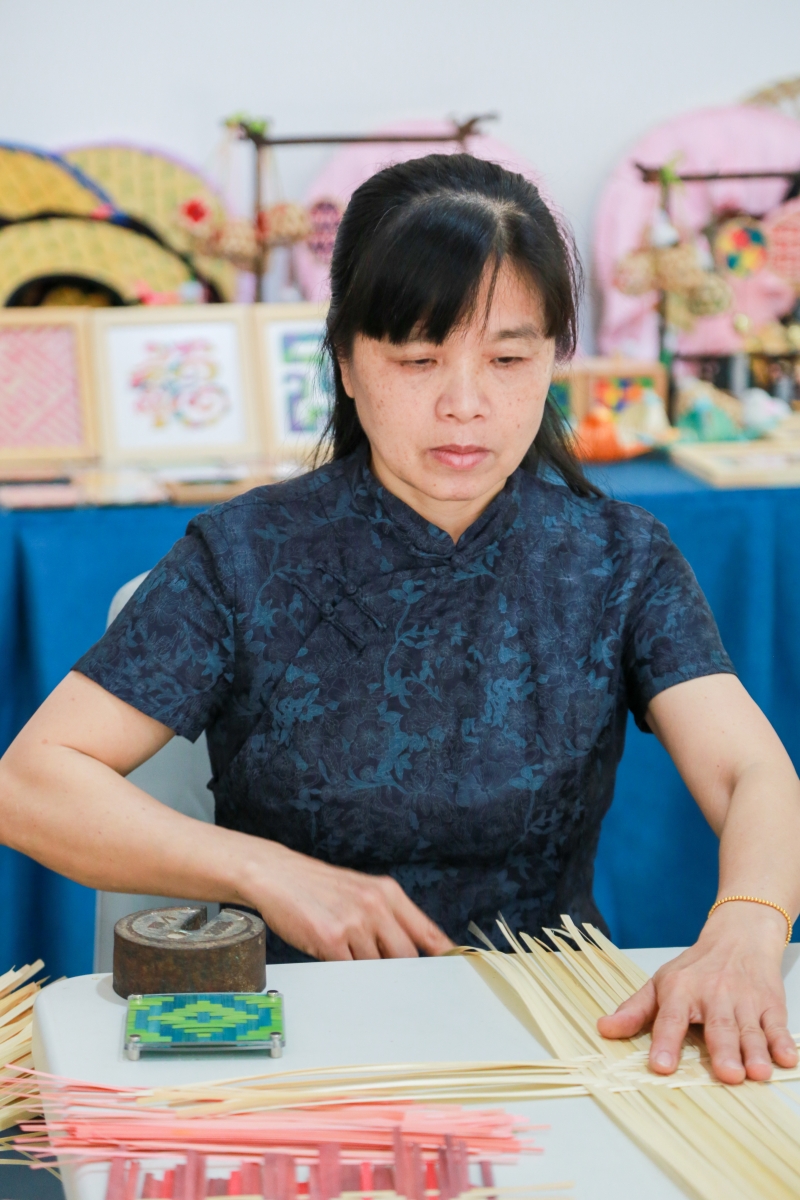 陈瑾瑜正在织笪。 陈瑾瑜正在织笪。