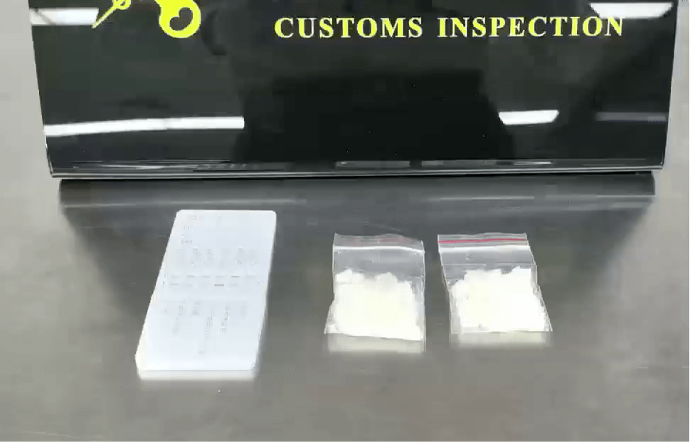 袋内装有白色块状物体。 袋内装有白色块状物体。