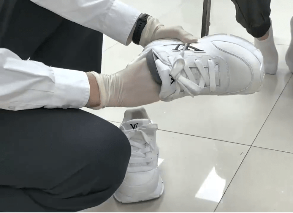 关员在鞋底搜出透明密封袋。 关员在鞋底搜出透明密封袋。