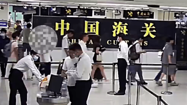 男性旅客罗湖口岸被截查。 男性旅客罗湖口岸被截查。