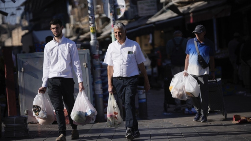 以色列伊朗开火,以色列民众纷纷到市场、超市采购日用品。 以色列伊朗开火,以色列民众纷纷到市场、超市采购日用品。