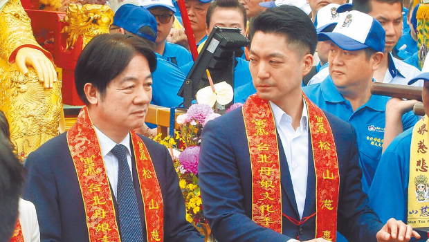 台领导人赖清德(左)与台北市长蒋万安(右),4月19日出席松山慈惠堂遶境活动。 台领导人赖清德(左)与台北市长蒋万安(右),4月19日出席松山慈惠堂遶境活动。